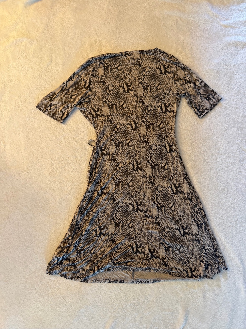 Motherhood Maternity Snakeskin Print Wrap Dress Size M Stretch - Picture 2 of 3
